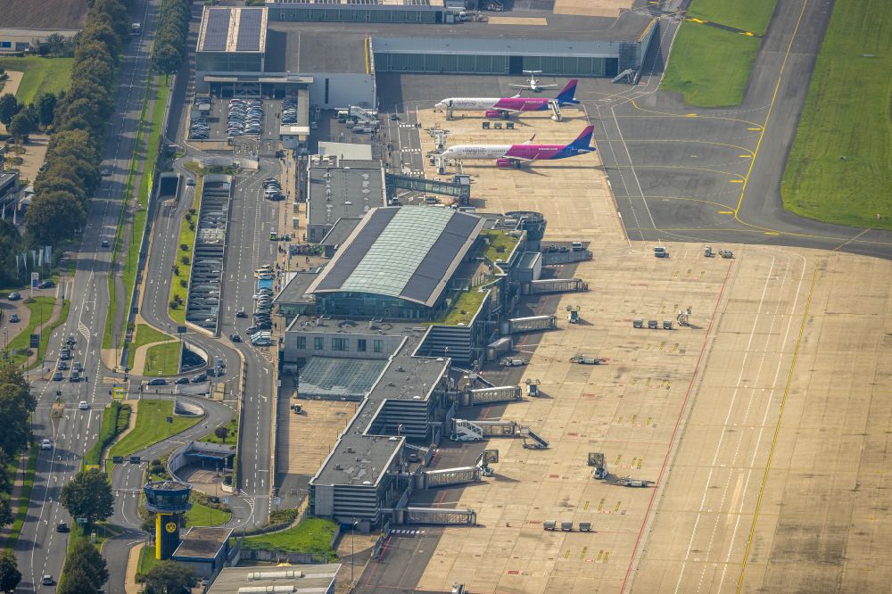 Luftaufnahme Dortmund - Abfertigungs- Gebäude und Terminals auf dem Gelände des Flughafen in Dortmund im Bundesland Nordrhein-Westfalen, Deutschland