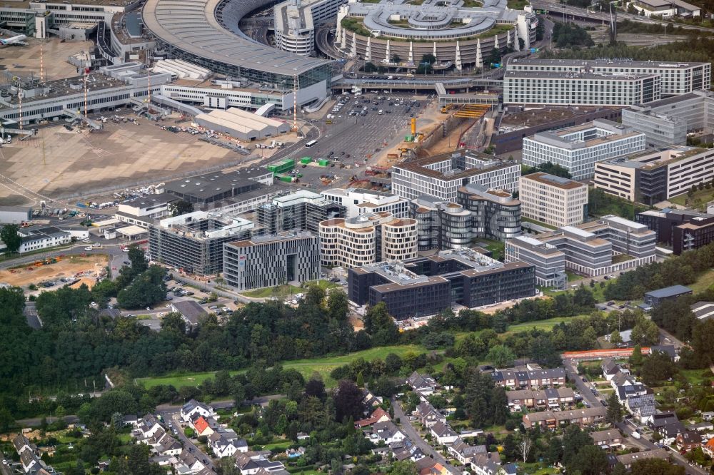Düsseldorf von oben - Abfertigungs- Gebäude und Terminals auf dem Gelände des Flughafen in Düsseldorf im Bundesland Nordrhein-Westfalen