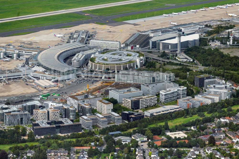 Luftbild Düsseldorf - Abfertigungs- Gebäude und Terminals auf dem Gelände des Flughafen in Düsseldorf im Bundesland Nordrhein-Westfalen