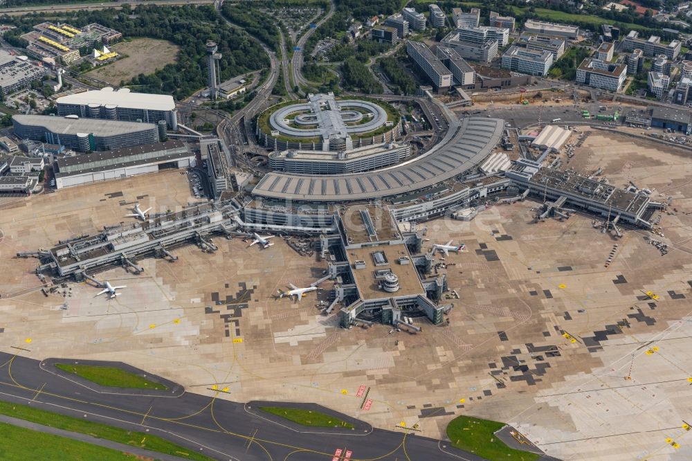 Düsseldorf aus der Vogelperspektive: Abfertigungs- Gebäude und Terminals auf dem Gelände des Flughafen in Düsseldorf im Bundesland Nordrhein-Westfalen