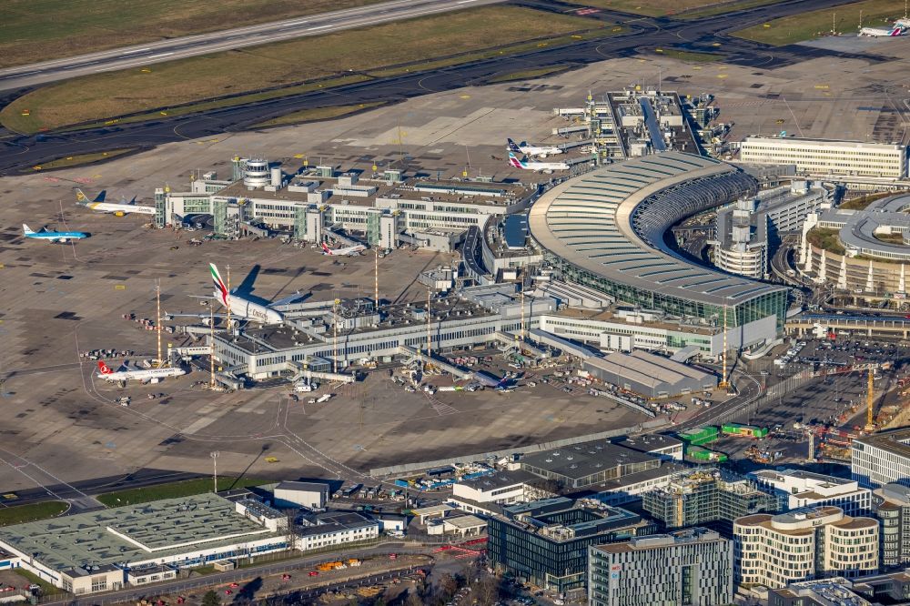 Luftaufnahme Düsseldorf - Abfertigungs- Gebäude und Terminals auf dem Gelände des Flughafen in Düsseldorf im Bundesland Nordrhein-Westfalen