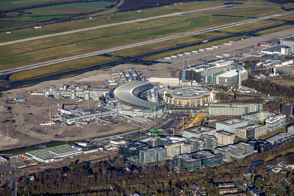 Düsseldorf aus der Vogelperspektive: Abfertigungs- Gebäude und Terminals auf dem Gelände des Flughafen in Düsseldorf im Bundesland Nordrhein-Westfalen