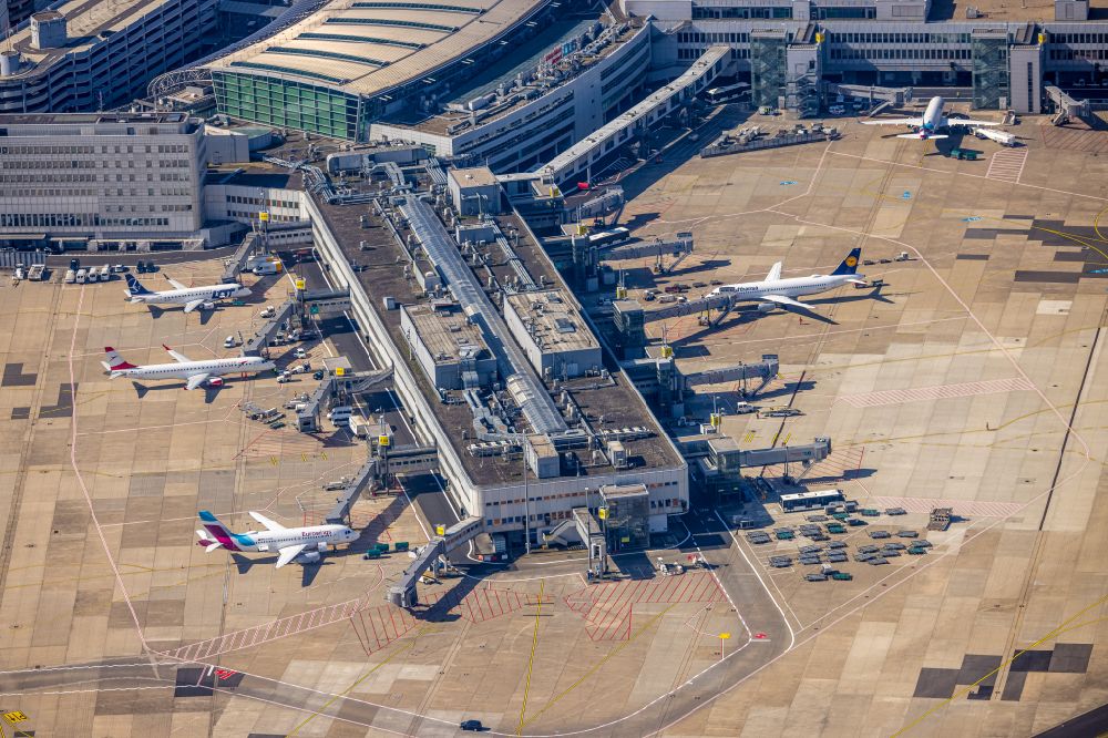 Luftbild Düsseldorf - Abfertigungs- Gebäude und Terminals auf dem Gelände des Flughafen in Düsseldorf im Bundesland Nordrhein-Westfalen
