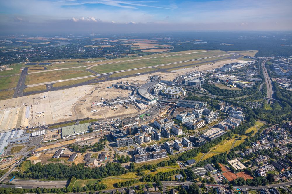 Luftaufnahme Düsseldorf - Abfertigungs- Gebäude und Terminals auf dem Gelände des Flughafen in Düsseldorf im Bundesland Nordrhein-Westfalen