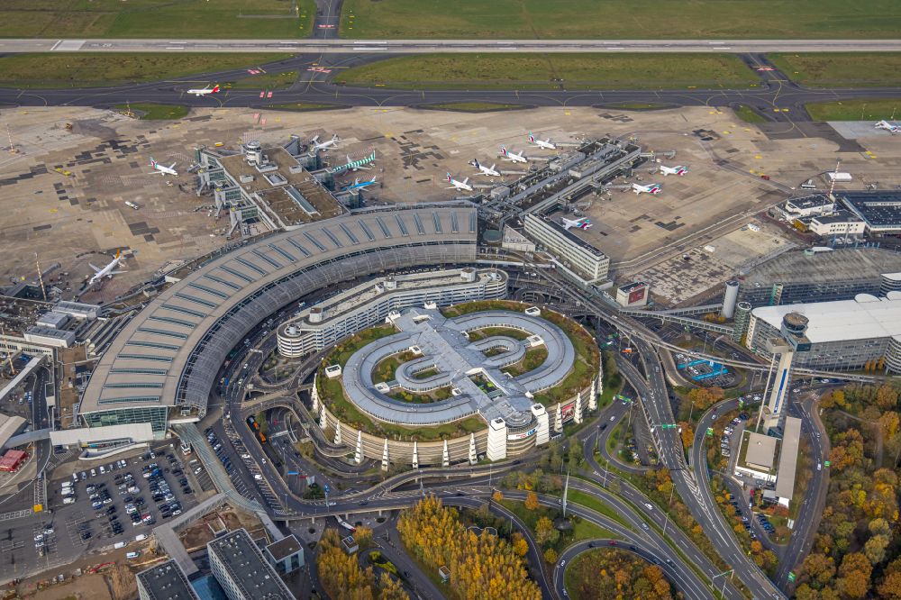 Düsseldorf von oben - Abfertigungs- Gebäude und Terminals auf dem Gelände des Flughafen in Düsseldorf im Bundesland Nordrhein-Westfalen
