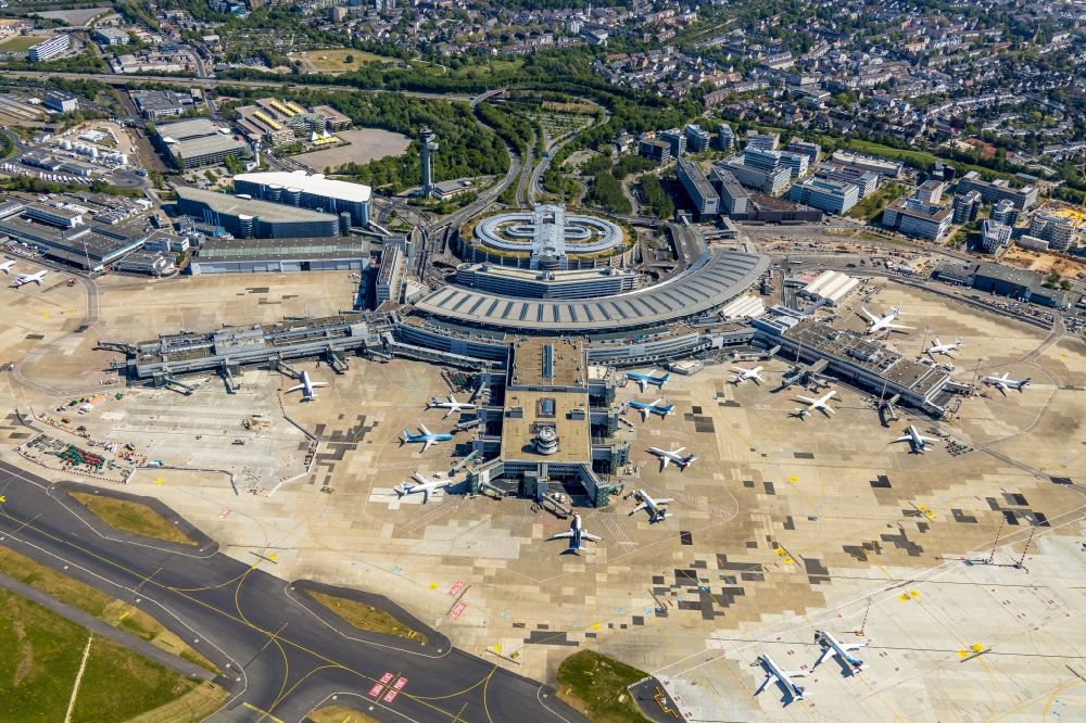 Luftaufnahme Düsseldorf - Abfertigungs- Gebäude und Terminals auf dem Gelände des Flughafen in Düsseldorf im Bundesland Nordrhein-Westfalen, Deutschland