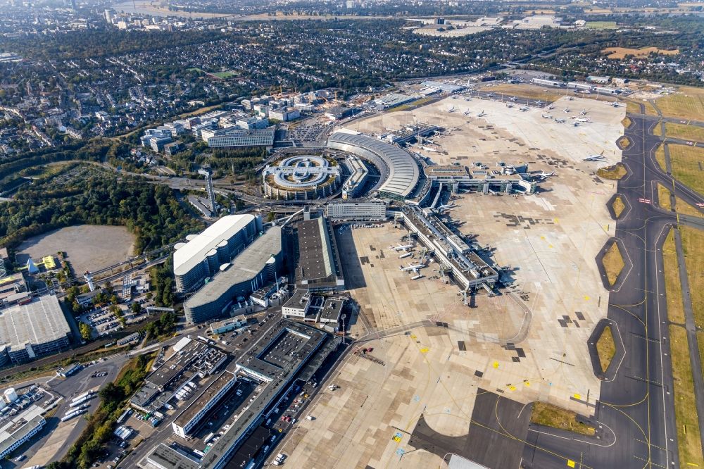 Luftbild Düsseldorf - Abfertigungs- Gebäude und Terminals auf dem Gelände des Flughafen in Düsseldorf im Bundesland Nordrhein-Westfalen, Deutschland