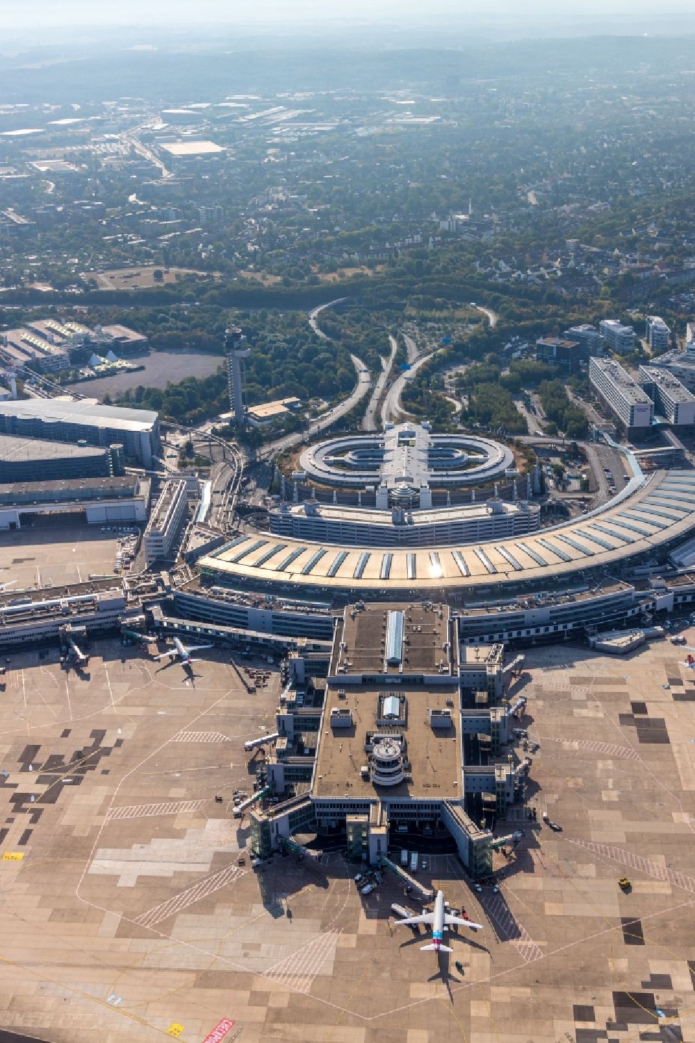 Luftbild Düsseldorf - Abfertigungs- Gebäude und Terminals auf dem Gelände des Flughafen in Düsseldorf im Bundesland Nordrhein-Westfalen, Deutschland