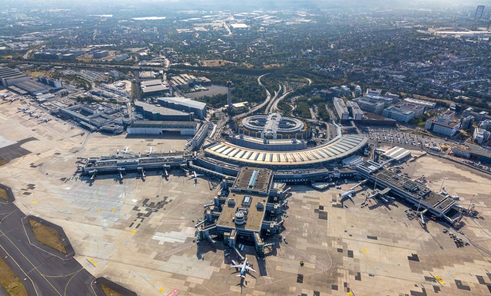 Düsseldorf von oben - Abfertigungs- Gebäude und Terminals auf dem Gelände des Flughafen in Düsseldorf im Bundesland Nordrhein-Westfalen, Deutschland