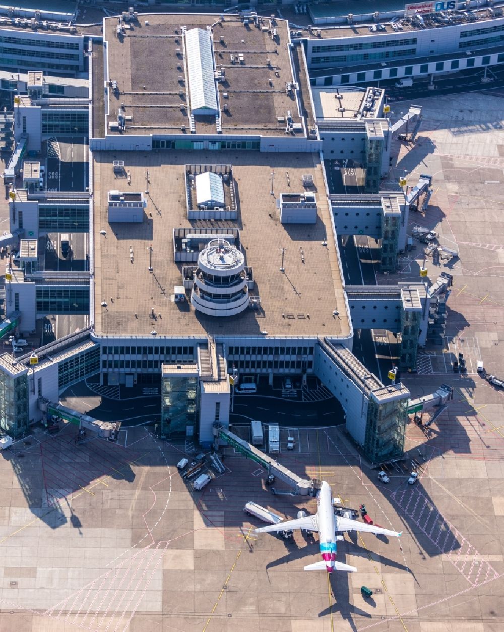 Düsseldorf aus der Vogelperspektive: Abfertigungs- Gebäude und Terminals auf dem Gelände des Flughafen in Düsseldorf im Bundesland Nordrhein-Westfalen, Deutschland