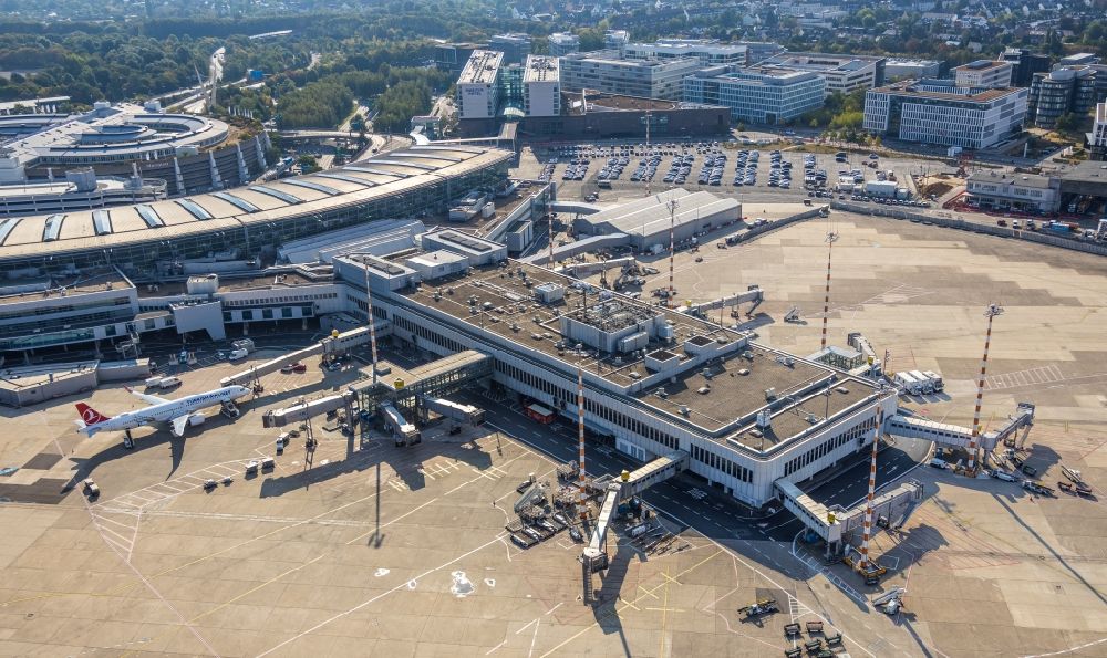 Luftaufnahme Düsseldorf - Abfertigungs- Gebäude und Terminals auf dem Gelände des Flughafen in Düsseldorf im Bundesland Nordrhein-Westfalen, Deutschland