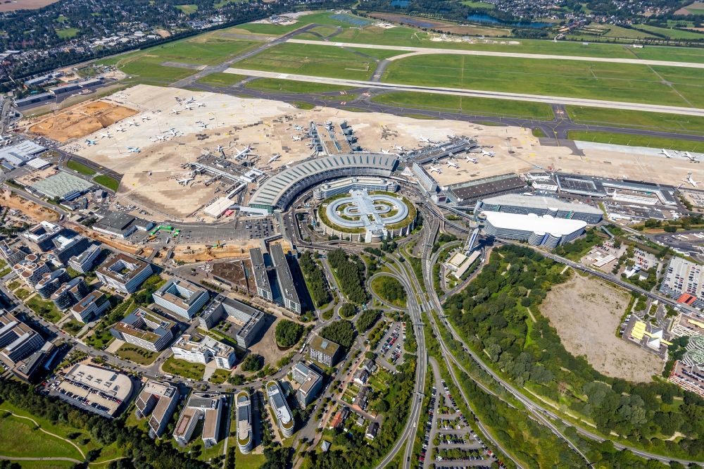 Düsseldorf von oben - Abfertigungs- Gebäude und Terminals auf dem Gelände des Flughafen in Düsseldorf im Bundesland Nordrhein-Westfalen, Deutschland