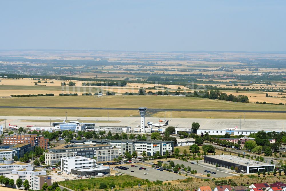 Erfurt von oben - Abfertigungs- Gebäude und Terminals auf dem Gelände des Flughafen in Erfurt im Bundesland Thüringen, Deutschland