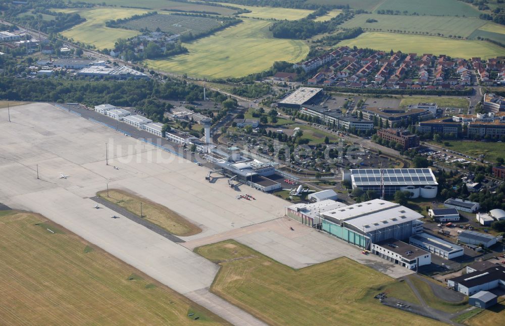 Luftaufnahme Erfurt - Abfertigungs- Gebäude und Terminals auf dem Gelände des Flughafen in Erfurt im Bundesland Thüringen, Deutschland