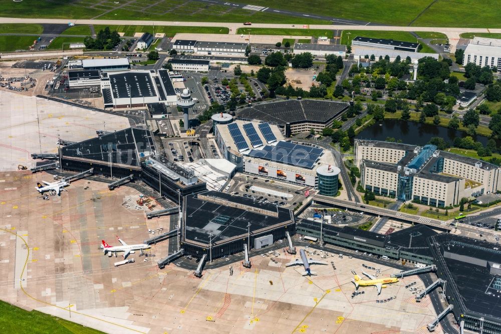 Luftbild Langenhagen - Abfertigungs- Gebäude und Terminals auf dem Gelände des Flughafen Flughafen Hannover in Langenhagen im Bundesland Niedersachsen, Deutschland