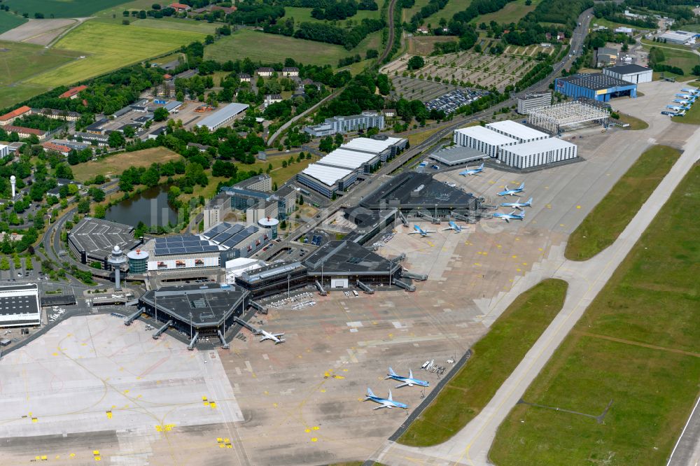 Luftaufnahme Langenhagen - Abfertigungs- Gebäude und Terminals auf dem Gelände des Flughafen Flughafen Hannover in Langenhagen im Bundesland Niedersachsen, Deutschland
