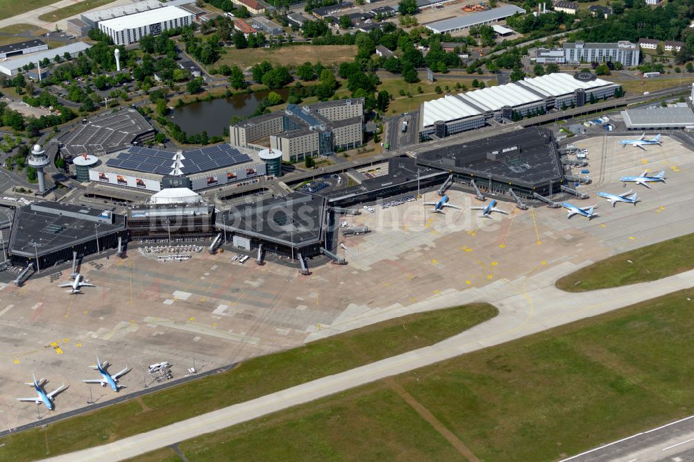Langenhagen von oben - Abfertigungs- Gebäude und Terminals auf dem Gelände des Flughafen Flughafen Hannover in Langenhagen im Bundesland Niedersachsen, Deutschland