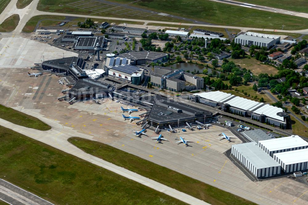 Luftbild Langenhagen - Abfertigungs- Gebäude und Terminals auf dem Gelände des Flughafen Flughafen Hannover in Langenhagen im Bundesland Niedersachsen, Deutschland
