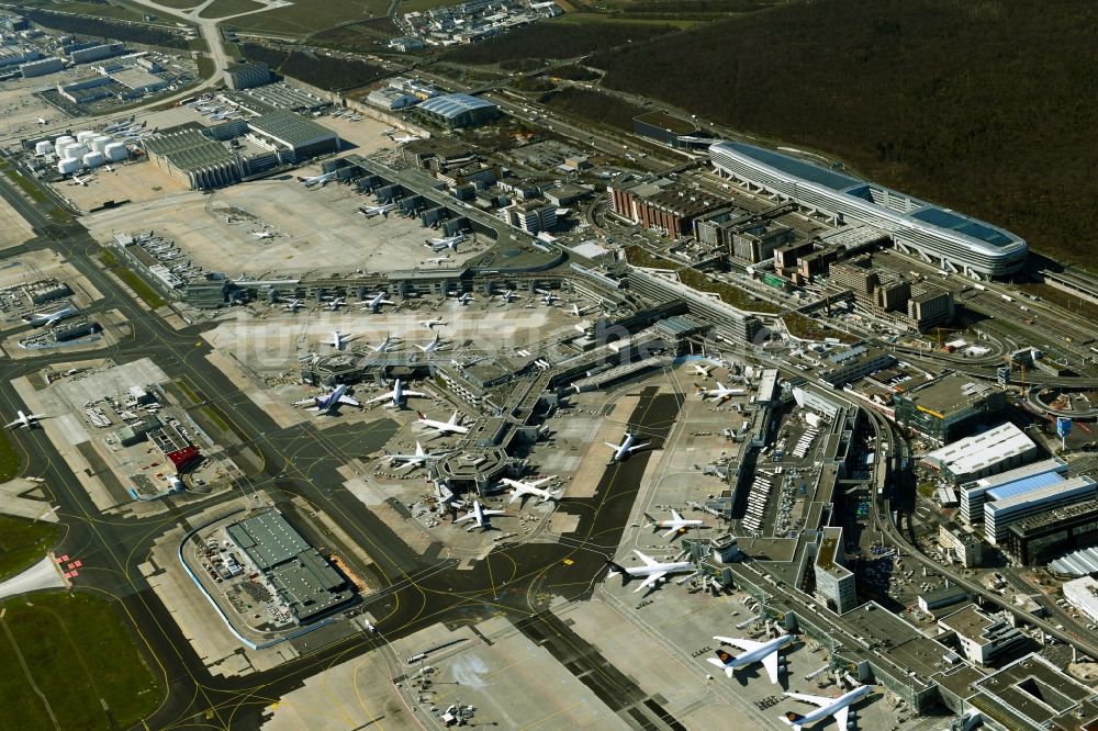 Luftbild Frankfurt am Main - Abfertigungs- Gebäude und Terminals auf dem Gelände des Flughafen in Frankfurt am Main im Bundesland Hessen, Deutschland