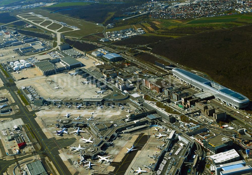 Luftaufnahme Frankfurt am Main - Abfertigungs- Gebäude und Terminals auf dem Gelände des Flughafen in Frankfurt am Main im Bundesland Hessen, Deutschland