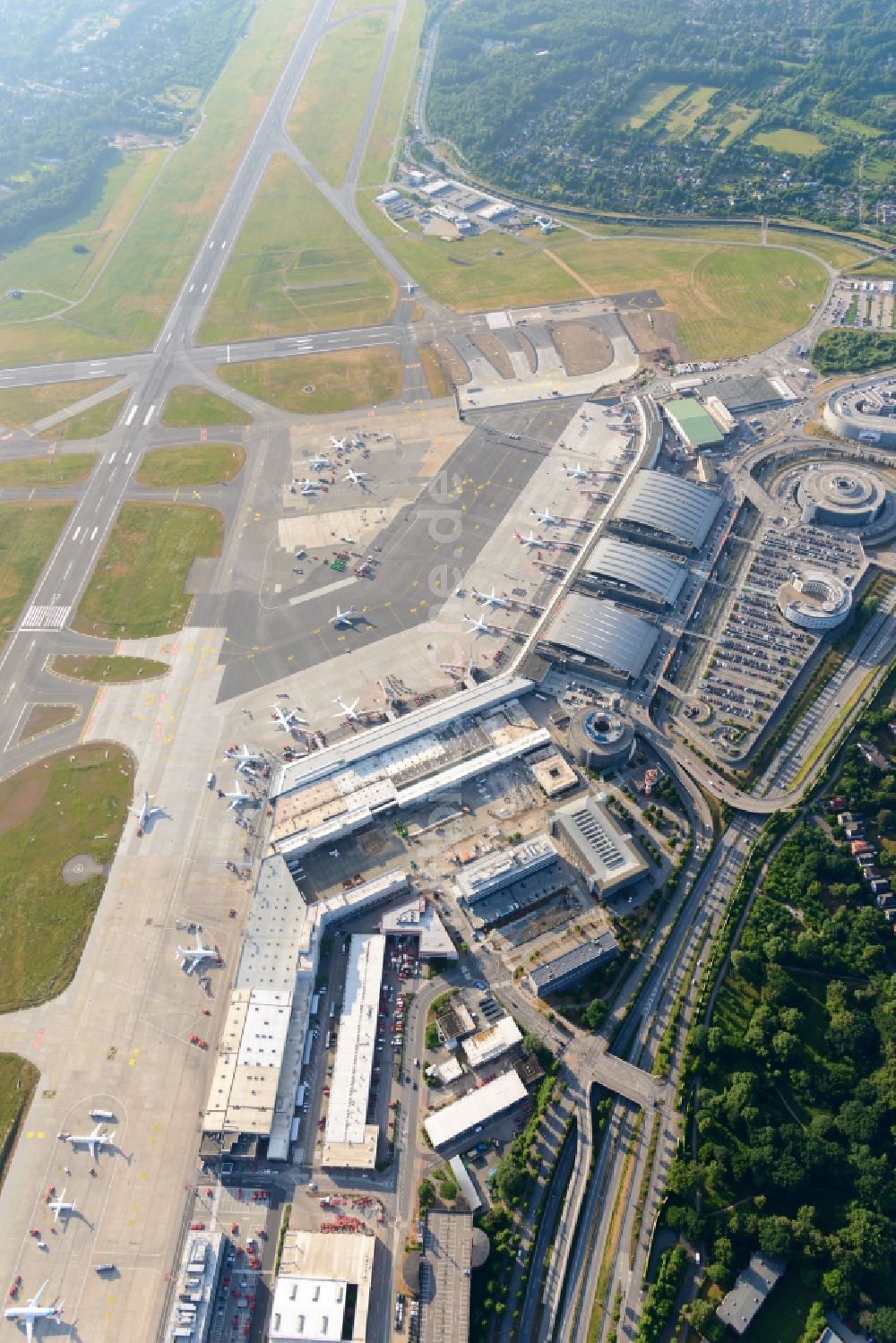 Luftbild Hamburg - Abfertigungs- Gebäude und Terminals auf dem Gelände des Flughafen in Hamburg, Deutschland