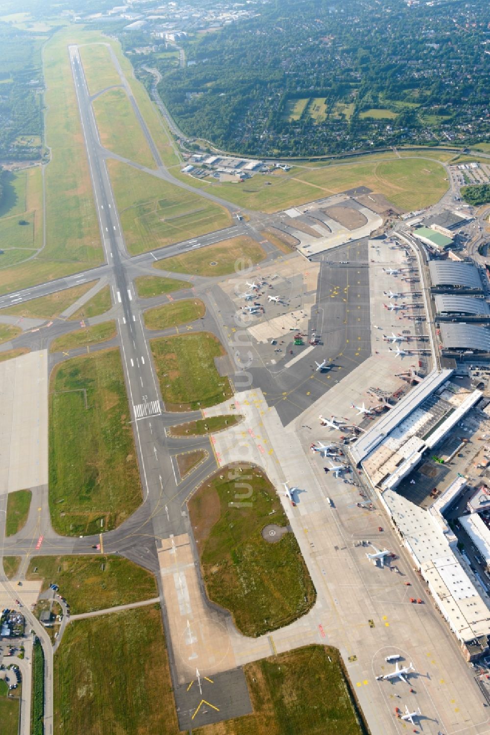 Luftbild Hamburg - Abfertigungs- Gebäude und Terminals auf dem Gelände des Flughafen in Hamburg, Deutschland