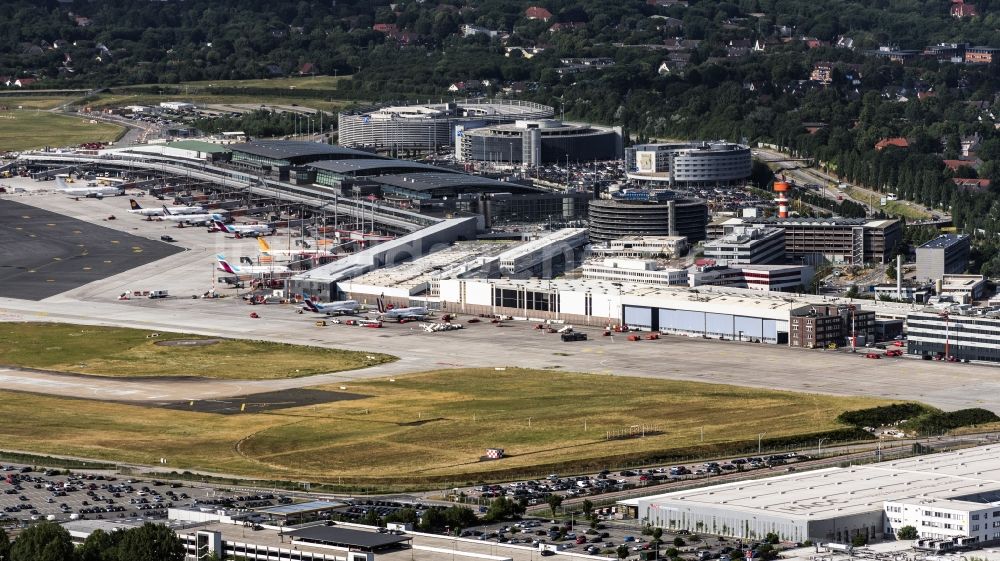 Hamburg von oben - Abfertigungs- Gebäude und Terminals auf dem Gelände des Flughafen in Hamburg, Deutschland