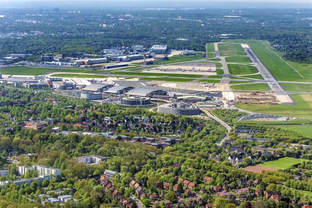 Luftaufnahme Hamburg - Abfertigungs- Gebäude und Terminals auf dem Gelände des Flughafen in Hamburg, Deutschland
