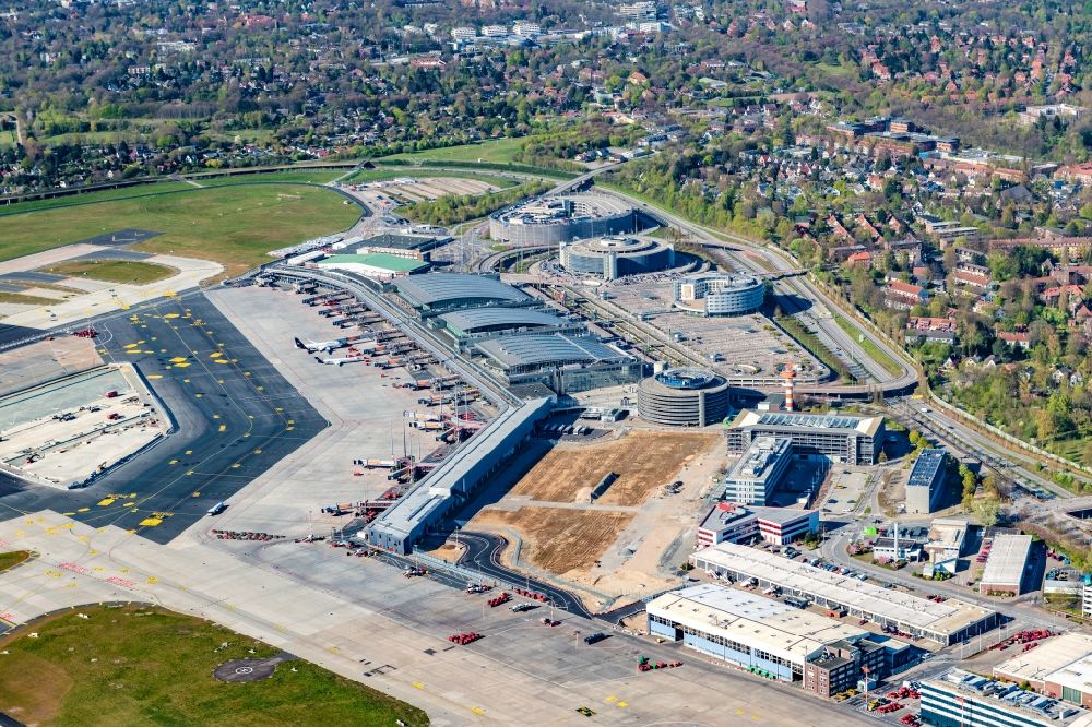 Hamburg aus der Vogelperspektive: Abfertigungs- Gebäude und Terminals auf dem Gelände des Flughafen in Hamburg, Deutschland