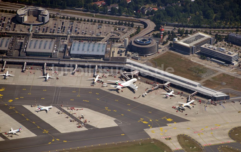 Luftaufnahme Hamburg - Abfertigungs- Gebäude und Terminals auf dem Gelände des Flughafen Hamburg im Ortsteil Fuhlsbüttel in Hamburg, Deutschland