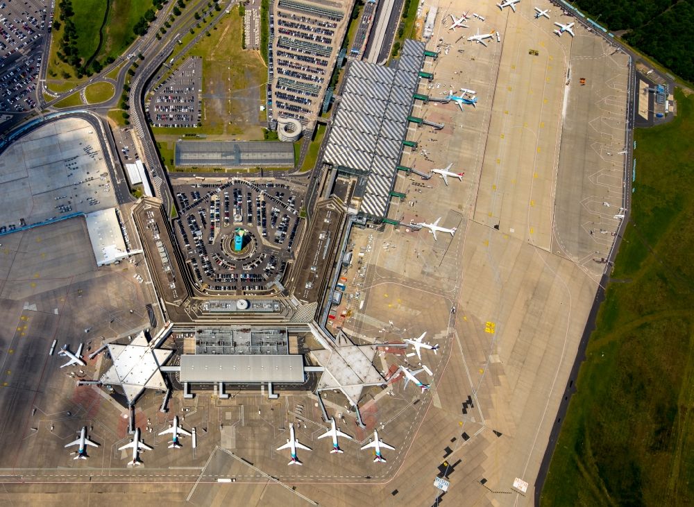 Köln von oben - Abfertigungs- Gebäude und Terminals auf dem Gelände des Flughafen in Köln im Bundesland Nordrhein-Westfalen, Deutschland