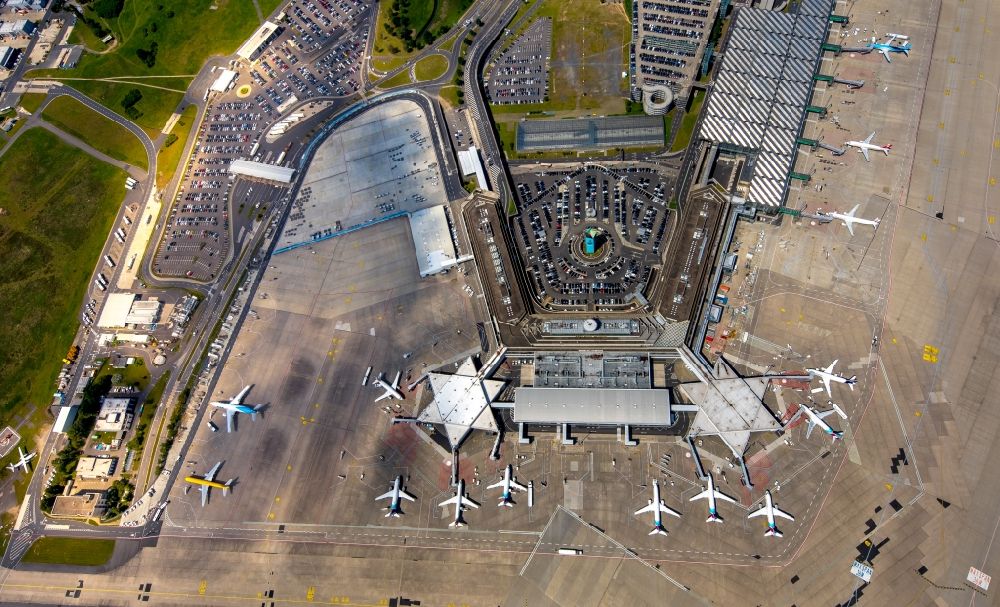 Luftbild Köln - Abfertigungs- Gebäude und Terminals auf dem Gelände des Flughafen in Köln im Bundesland Nordrhein-Westfalen, Deutschland