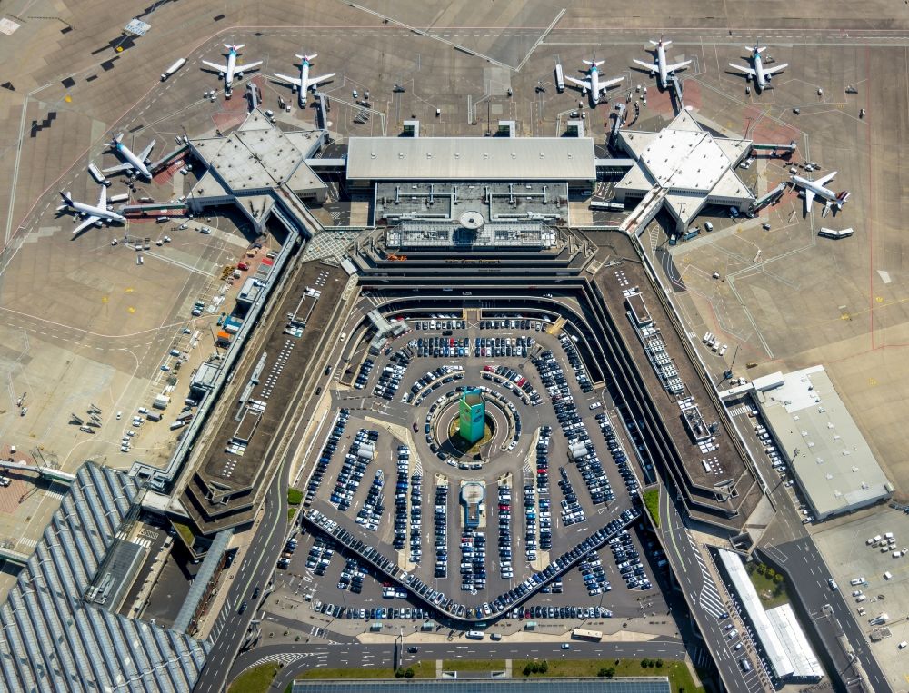 Luftaufnahme Köln - Abfertigungs- Gebäude und Terminals auf dem Gelände des Flughafen in Köln im Bundesland Nordrhein-Westfalen, Deutschland
