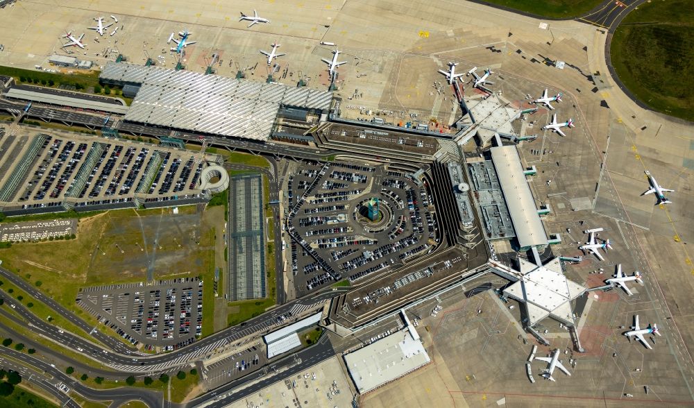 Luftaufnahme Köln - Abfertigungs- Gebäude und Terminals auf dem Gelände des Flughafen in Köln im Bundesland Nordrhein-Westfalen, Deutschland