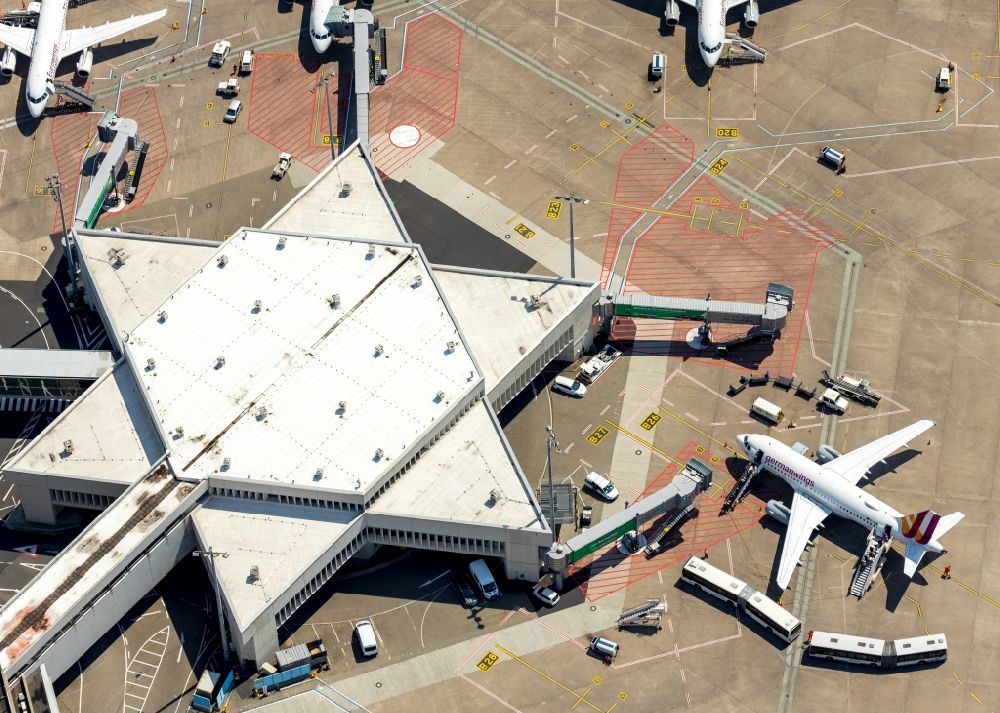 Luftbild Köln - Abfertigungs- Gebäude und Terminals auf dem Gelände des Flughafen in Köln im Bundesland Nordrhein-Westfalen, Deutschland