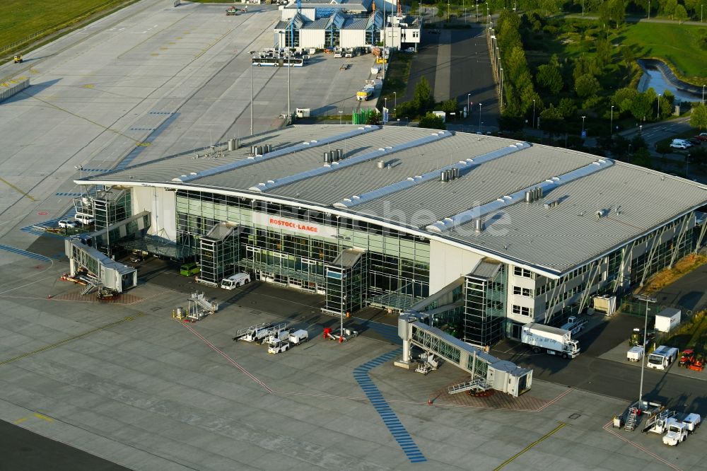 Luftaufnahme Laage - Abfertigungs- Gebäude und Terminals auf dem Gelände des Flughafen in Laage im Bundesland Mecklenburg-Vorpommern, Deutschland