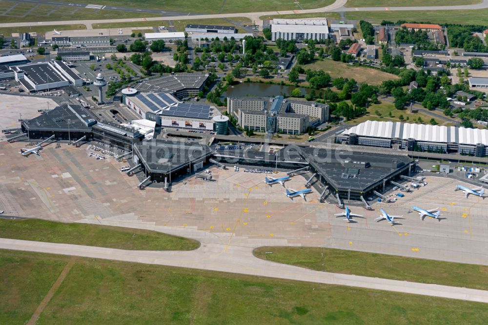 Langenhagen von oben - Abfertigungs- Gebäude und Terminals auf dem Gelände des Flughafen in Langenhagen im Bundesland Niedersachsen, Deutschland