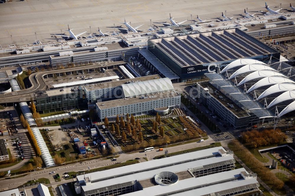München-Flughafen aus der Vogelperspektive: Abfertigungs- Gebäude und Terminals auf dem Gelände des Flughafen in München-Flughafen im Bundesland Bayern