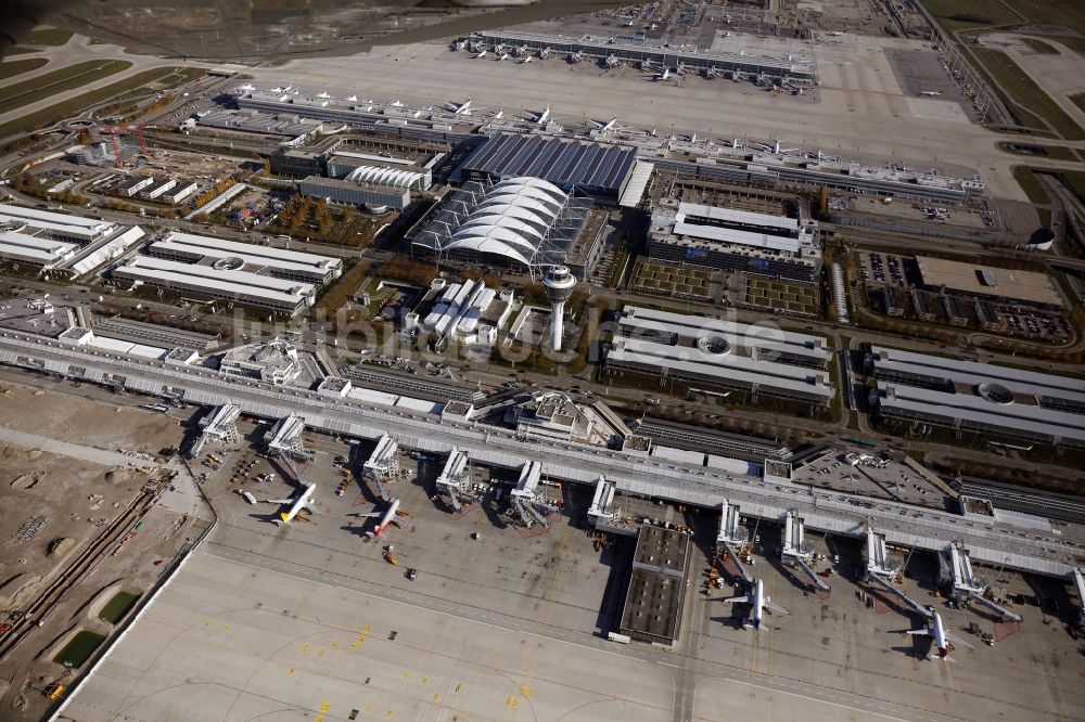München-Flughafen von oben - Abfertigungs- Gebäude und Terminals auf dem Gelände des Flughafen in München-Flughafen im Bundesland Bayern