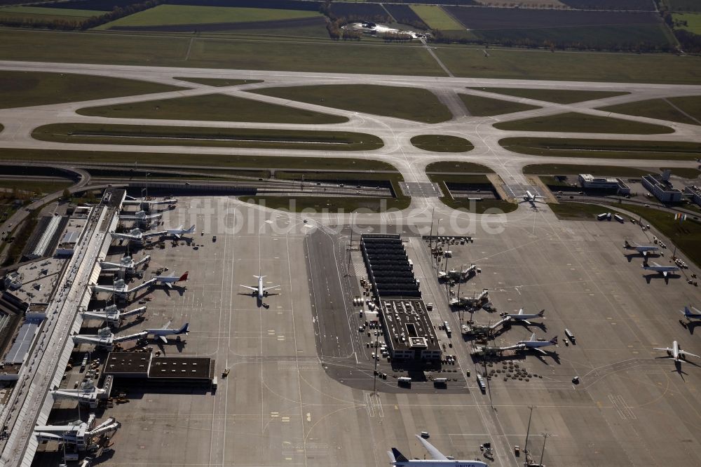 Luftaufnahme München-Flughafen - Abfertigungs- Gebäude und Terminals auf dem Gelände des Flughafen in München-Flughafen im Bundesland Bayern