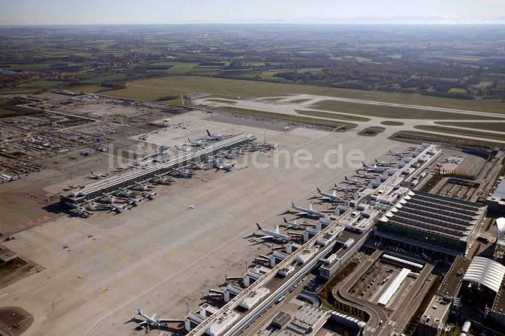 Luftbild München-Flughafen - Abfertigungs- Gebäude und Terminals auf dem Gelände des Flughafen in München-Flughafen im Bundesland Bayern