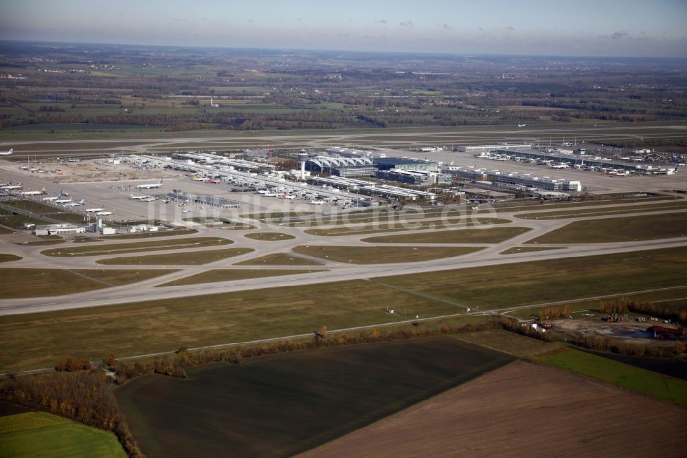 München-Flughafen von oben - Abfertigungs- Gebäude und Terminals auf dem Gelände des Flughafen in München-Flughafen im Bundesland Bayern