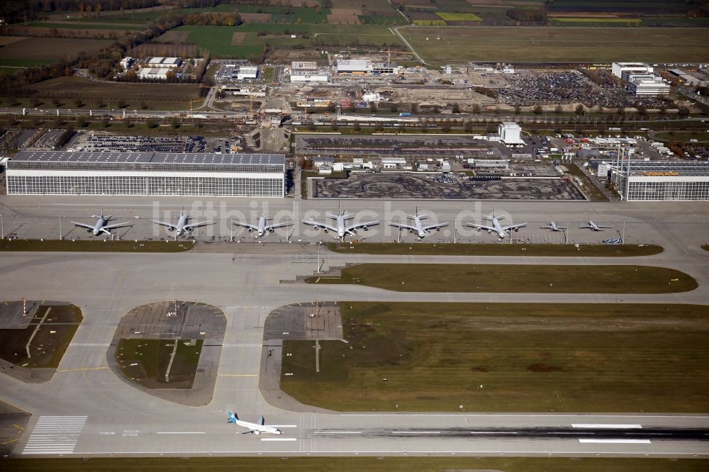 München-Flughafen aus der Vogelperspektive: Abfertigungs- Gebäude und Terminals auf dem Gelände des Flughafen in München-Flughafen im Bundesland Bayern
