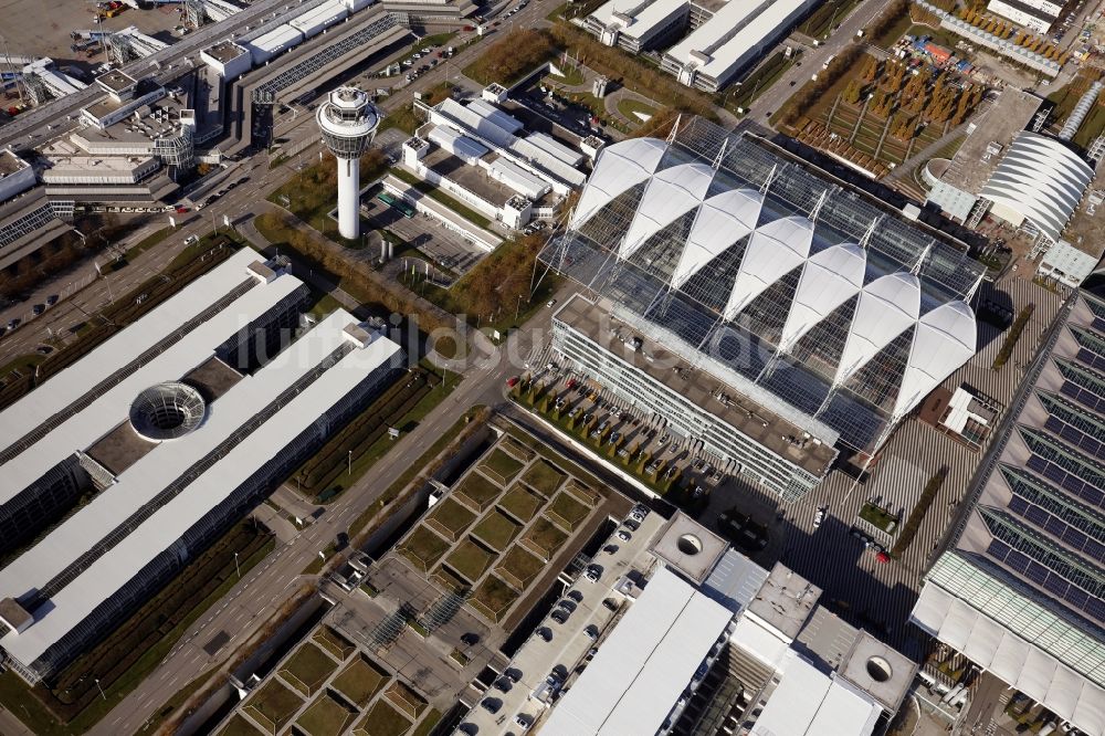 Luftaufnahme München-Flughafen - Abfertigungs- Gebäude und Terminals auf dem Gelände des Flughafen in München-Flughafen im Bundesland Bayern