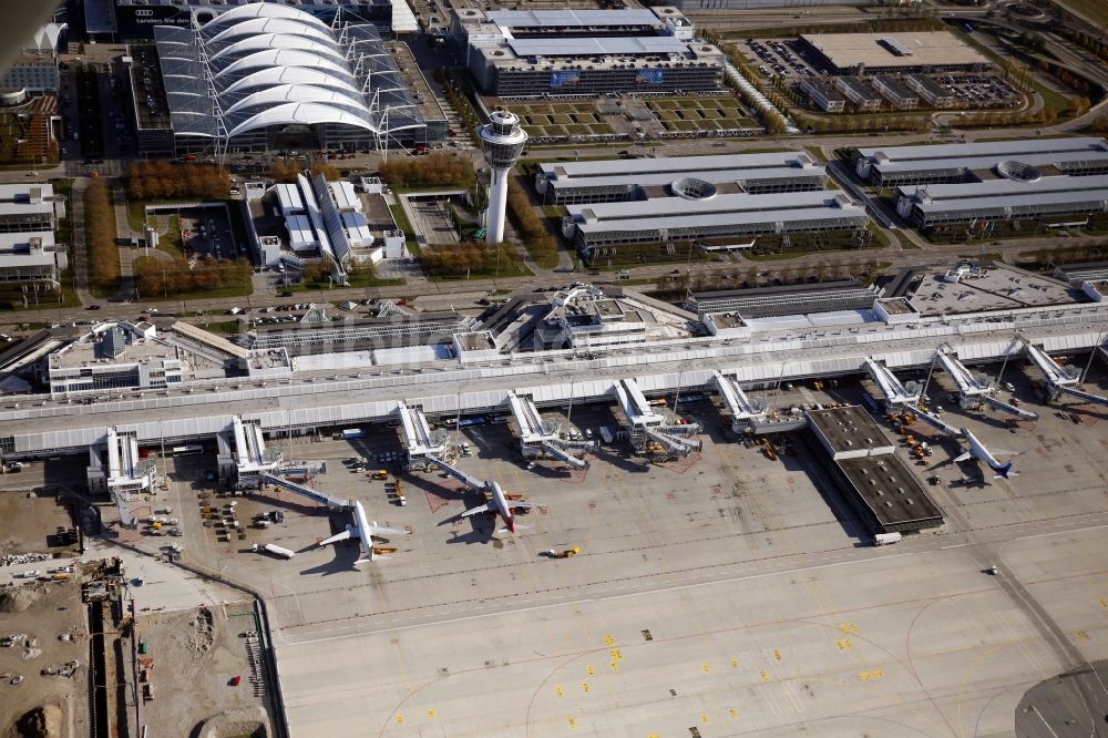 Luftbild München-Flughafen - Abfertigungs- Gebäude und Terminals auf dem Gelände des Flughafen in München-Flughafen im Bundesland Bayern