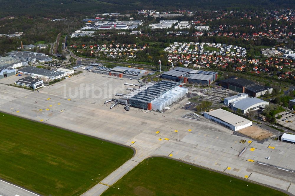 Luftbild Dresden - Abfertigungs- Gebäude und Terminals auf dem Gelände des Flughafen im Ortsteil Klotzsche in Dresden im Bundesland Sachsen, Deutschland