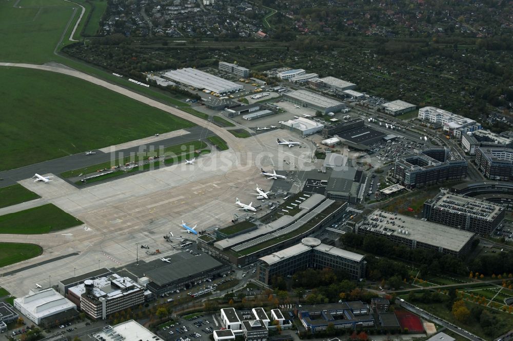 Luftaufnahme Bremen - Abfertigungs- Gebäude und Terminals auf dem Gelände des Flughafen im Ortsteil Neuenland in Bremen, Deutschland