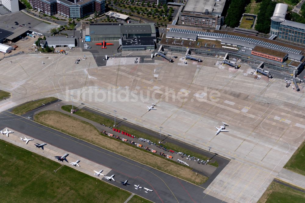 Luftaufnahme Bremen - Abfertigungs- Gebäude und Terminals auf dem Gelände des Flughafen im Ortsteil Neuenland in Bremen, Deutschland