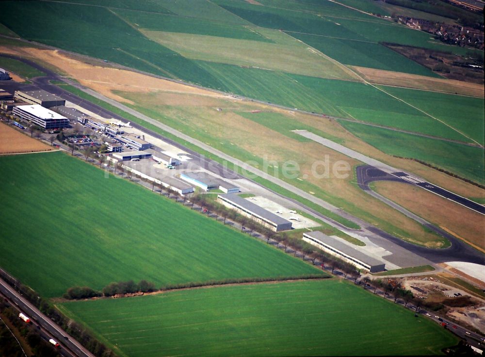 Luftaufnahme Büren - Abfertigungs- Gebäude und Terminals auf dem Gelände des Flughafen Paderborn-Lippstadt in Büren im Bundesland Nordrhein-Westfalen
