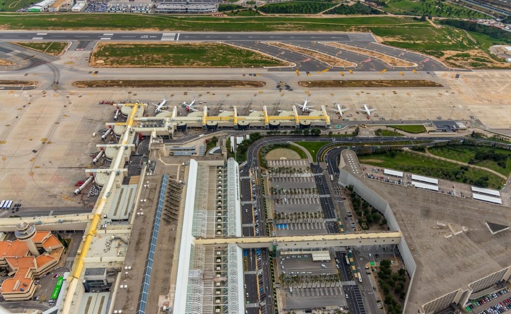 Palma von oben - Abfertigungs- Gebäude und Terminals auf dem Gelände des Flughafen in Palma in Islas Baleares, Spanien